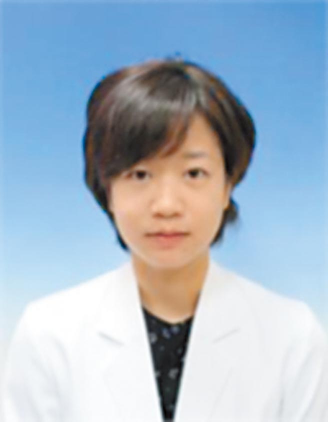 振興醫院眼科部主治醫師趙育箴提醒，高度近視族若不注意控制，會有很高的失明風險。（振興醫院提供）