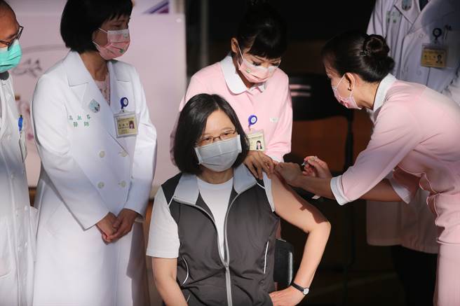 国产高端新冠肺炎疫苗23日上路开打，蔡英文总统一早前往台大医院体育馆接种全台第一剂。(黄世麒摄)