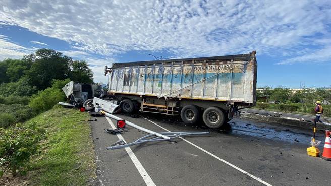 屏东战备跑道车祸，北上车道无法通行。（警方提供）