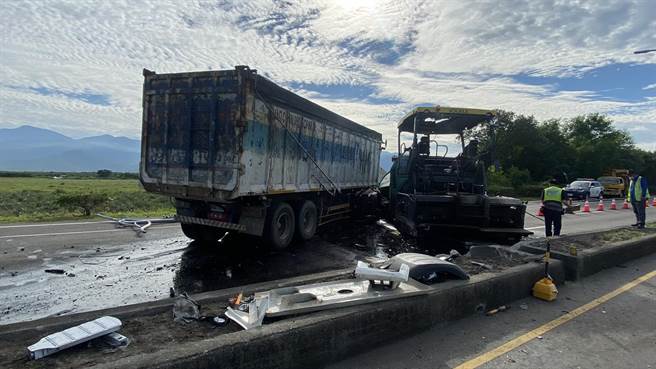 屏东战备跑道车祸，北上车道无法通行。（警方提供）