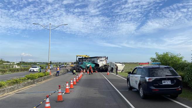 屏东战备跑道车祸，北上车道无法通行。（警方提供）