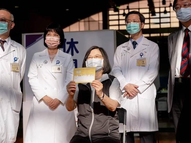 蔡英文率先施打國產高端疫苗。（取自蔡英文臉書）