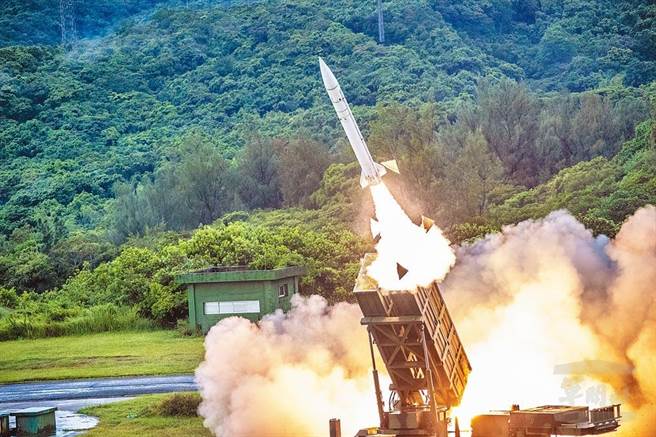 据指出，国防部决定编列2000亿元特别预算研制飞弹，传已获三军统帅蔡英文总统支持，已报请行政院审核。图为2020年7月汉光36号演习，天弓一型防空飞弹射击情形。（军闻社）
