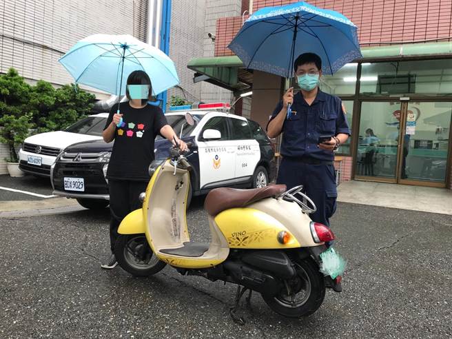 高市警局妇幼队警方帮陈女找回失窃4个月的机车，让她不再苦于汗流浃背骑单车上班，直说像中乐透一样。（翻摄照片／石秀华高雄传真）