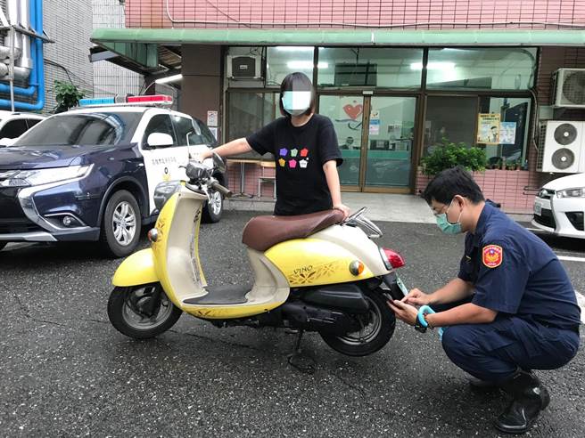 陈女爱车失窃4个月后，警方在左营区巡查下雨道路积水状况时，意外寻获她的爱车，通知她领回。（翻摄照片／石秀华高雄传真）