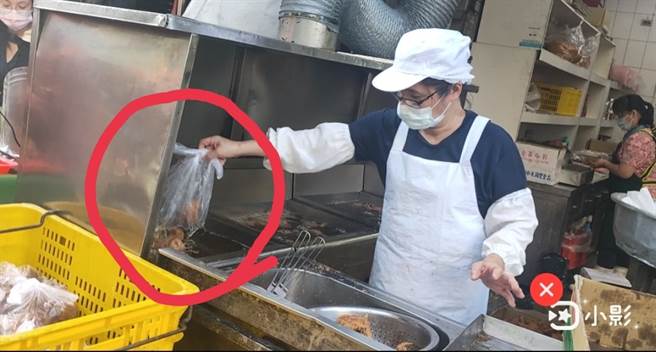 不少网友认为塑胶袋底部的口，并不像是用手撕开的样子。（图／翻摄自爆料公社）