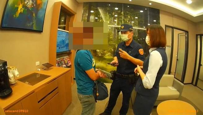 员警及银行行员耐心解释网路诈骗，及时帮蔡女保住钱财。（清水警分局提供／陈淑娥台中传真）