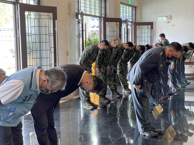 杨镇浯率同县府一级主管和各乡镇首长参加，场面庄严肃穆。（李金生摄）