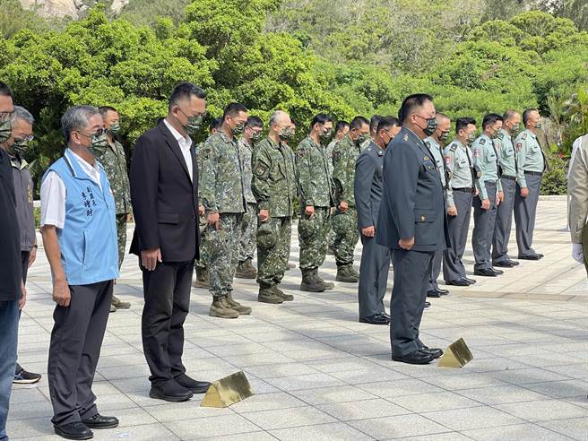 杨镇浯率同县府一级主管和各乡镇首长参加，场面庄严肃穆。（李金生摄）