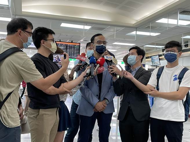 國民黨主席參選人朱立倫今日赴金門前受訪。（朱立倫提供）