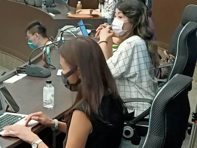 罹难者家属「太鲁阁的眼泪」团体发言人王薇君(右)及委任律师陈孟秀23日现身「0402台铁第408次车清水隧道重大铁道事故」事实资料报告说明会(简立欣摄)