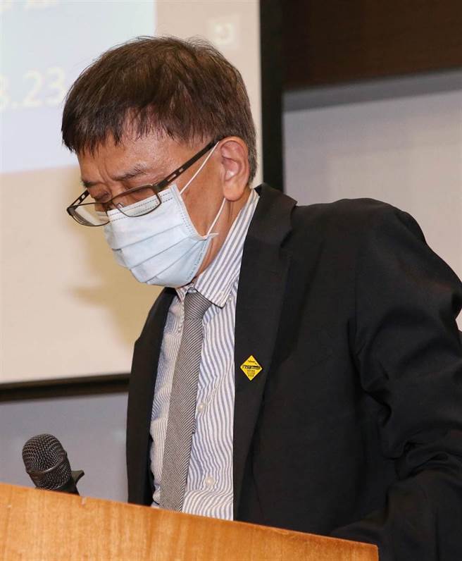 运安会主委杨宏智开始前向罹难者致哀。（赵双杰摄）
