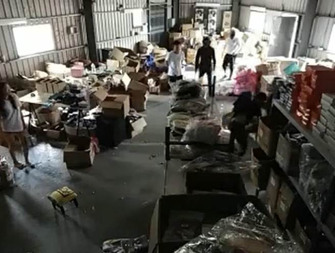 17岁陈姓少年与19岁张姓男子、21岁陈姓男子及20岁王姓男子20日下午1时许，持刀棍、空气枪及辣椒水，前往22岁李姓男子位于新北市中和区的仓库行抢。（翻摄）