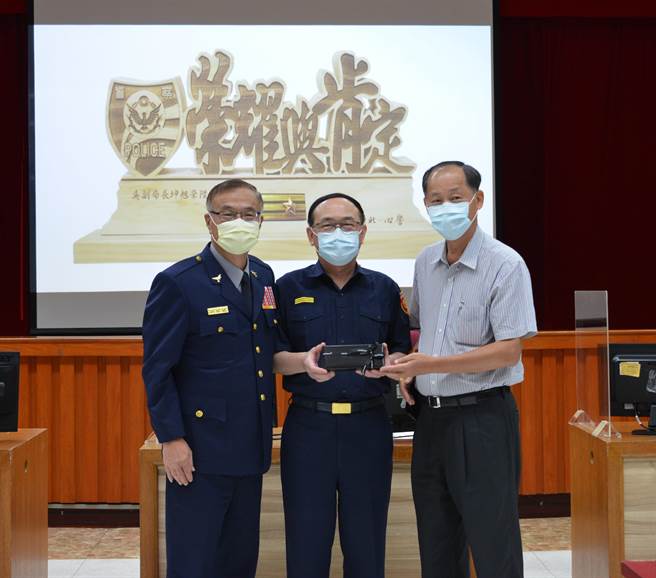 新北市警察局长黄宗仁（左）与警察之友会理事长郭进源（右）欢送副局长吴坤旭（中）。（新北市警察局提供）