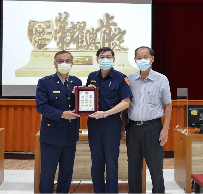 新北市警察局长黄宗仁（左）与警察之友会理事长郭进源（右）欢送三重分局长林故廷（中）。（新北市警察局提供）