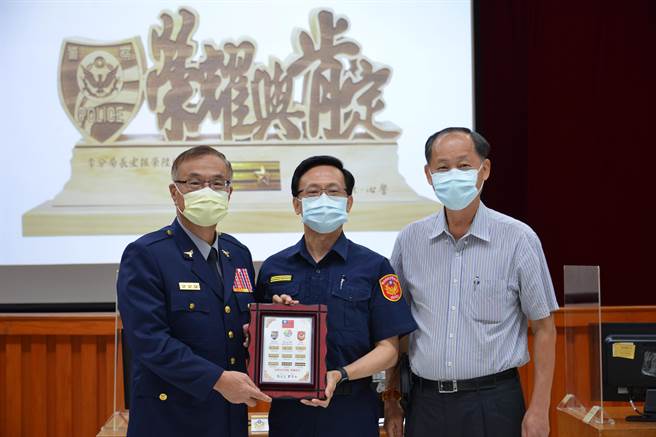 新北市警察局长黄宗仁（左）与警察之友会理事长郭进源（右）欢送永和分局长李宏振（中）。（新北市警察局提供）