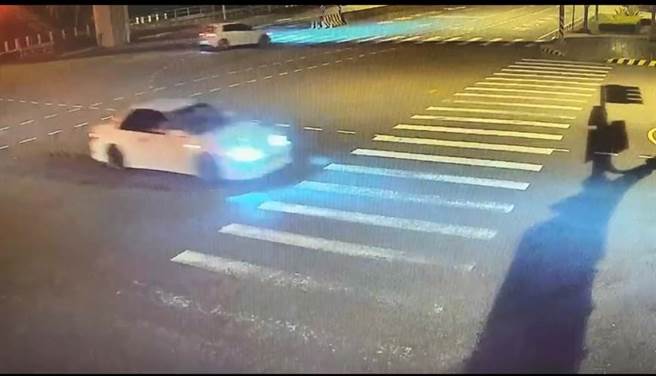 白色自小客车由国道1号后里交流道北上出口下，进入后科路3段到达车聚现场。（民眾队提供／陈淑娥台中传真）