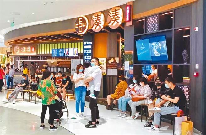 不久前剛因管理層變動被廣為談論的呷哺呷哺，近日再傳出關閉200家虧損門市衝上熱搜。圖為北京的一家湊湊火鍋店門口。（資料照，陳君碩攝）