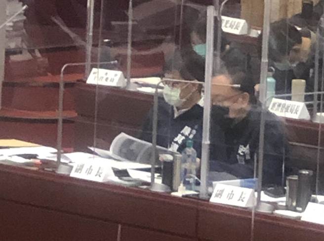 国民党高雄巿议员黄绍庭上周五质询，巿长陈其迈手中就拿着黄绍庭的质询稿。（翻摄照片）