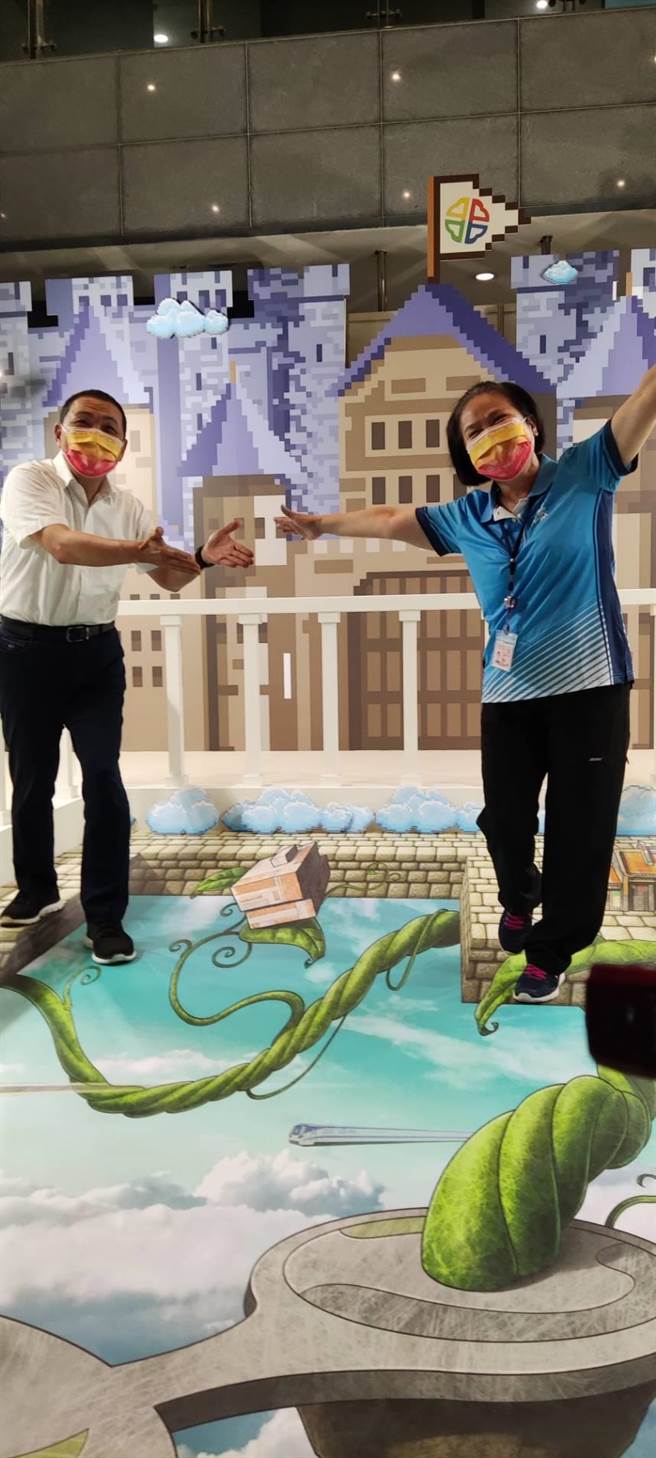 地政展有３Ｄ地景图让民眾拍照，新北市长侯友宜（左）跟地政局局长康秋桂也体验拍照。（陈慰慈摄）