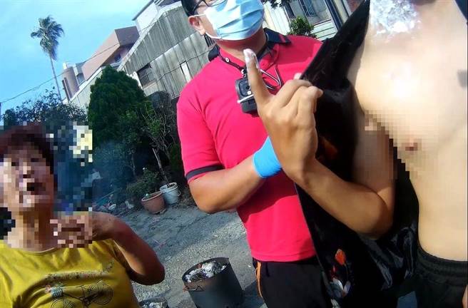 少年脖子被燃燒的金紙燙傷，自行塗抹白色藥膏仍疼痛送醫治療。（讀者提供）