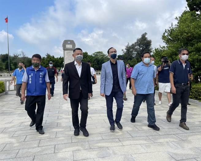 今天是823砲戰紀念日，朱立倫由金門縣長楊鎮浯陪同赴太武山公墓致敬。（李金生攝）