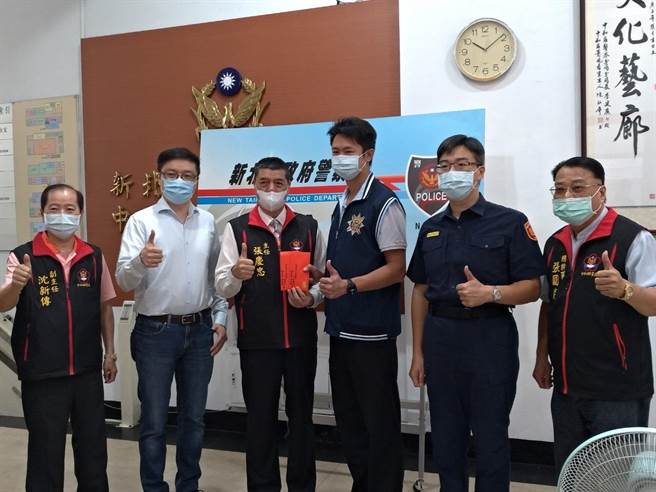 新北市警友会中和办事处主任张庆忠、副主任沈新传、财团法人贤清文教基金会执行长张智伦、新北市议员陈锦锭今（23日）上午前往中和警分局颁发破案奖金，由中和分局长李建广、侦查队长陈嘉鹏代表接受。（中和警分局提供）