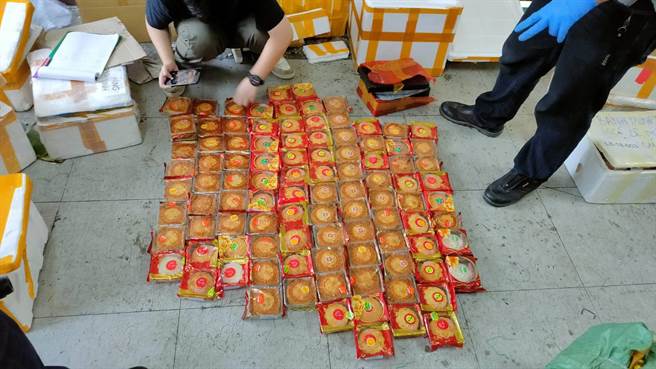 稽查人员查扣从越南非法进口月饼。（新北市动保处提供）