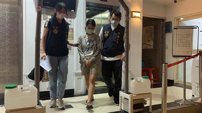 潘女侦讯后移送新北地检署。（王扬杰摄）