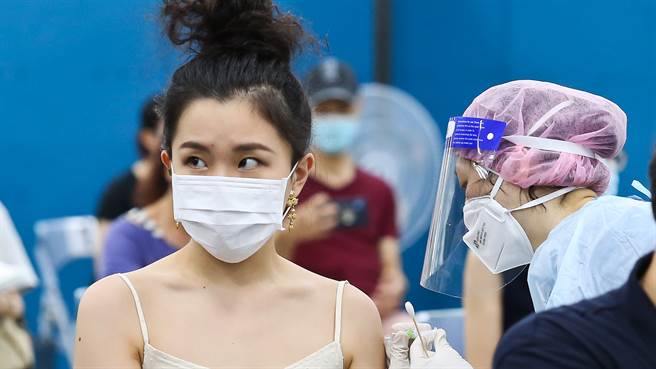 台北长庚今上午于台北田径场设立接种站，台北长庚副院长黄集仁表示，施打率为9成7，民眾施打意愿相当高。图为长庚接种站情形。（图／记者陈俊吉摄影）