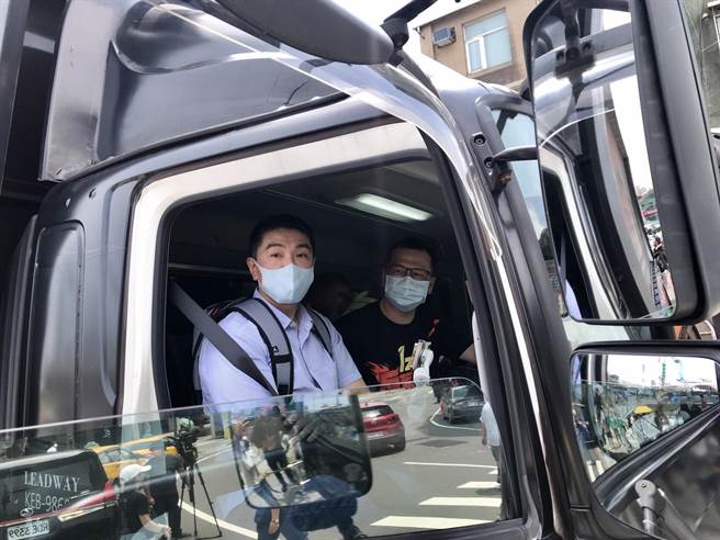 國民黨革實院長羅智強搭上公投列車到各縣市宣傳公投案。（陳彩玲攝）