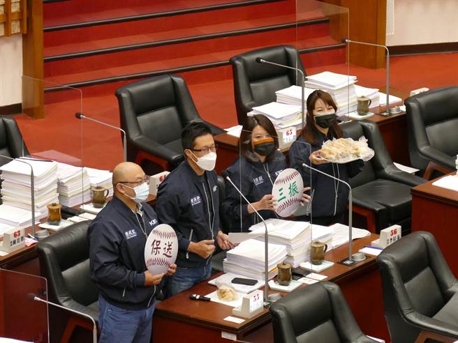 KK政线议员送烧饼。（曹明正摄）