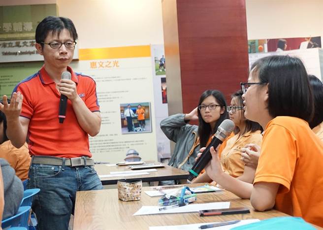 台中市文化局將舉辦文學獎講座活動，邀散文作家廖玉蕙、小說家許榮哲針對「親子書寫」對談。(文化局提供／林欣儀台中傳真)