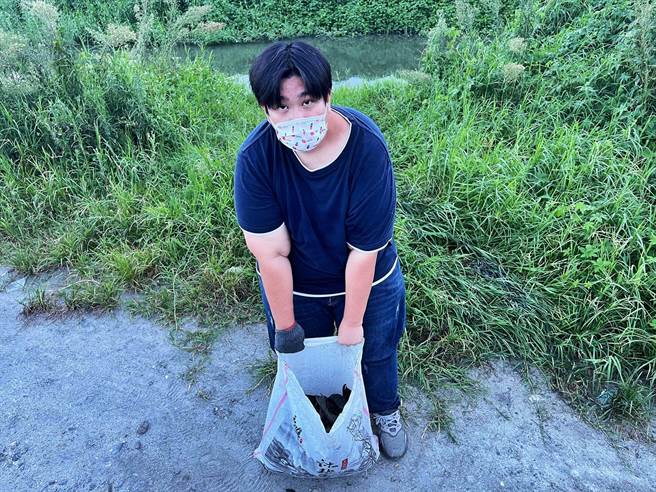 花莲县议员魏嘉彦日前前往寿丰乡水域捕捞琵琶鼠鱼，随意一抓竟捕捉一大袋，盼县府能邀集有关单位商讨外来种生物入侵的问题解方。（罗亦晽翻摄花莲县议员魏嘉彦脸书）