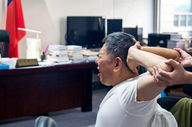 柯文哲在故宮精品臉書貼文留言的畫面。(取自故宮精品粉專)