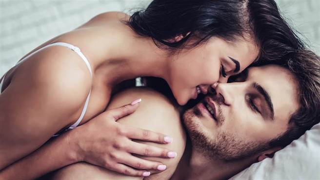 英國一名男子日前吃下壯陽藥與妻子開心啪啪後，隔日竟持續勃起，孩子不知道撒嬌一跳直接折斷GG。圖片為示意圖非本人。（圖／shutterstock）