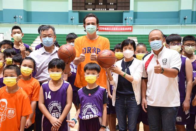 「郑志龙篮球学院」篮球营抢搭暑假末班车首次跨海澎湖开训。（陈可文摄）