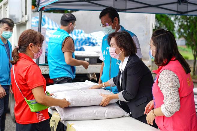 宜兰县有机废弃物处理厂预计明年3月启用，试营运期间制成的有机培养土，提供民眾以回收物兑换，县长林姿妙（右二）盼乡亲能落实绿色饮食，减少厨余产生量。（李忠一摄）
