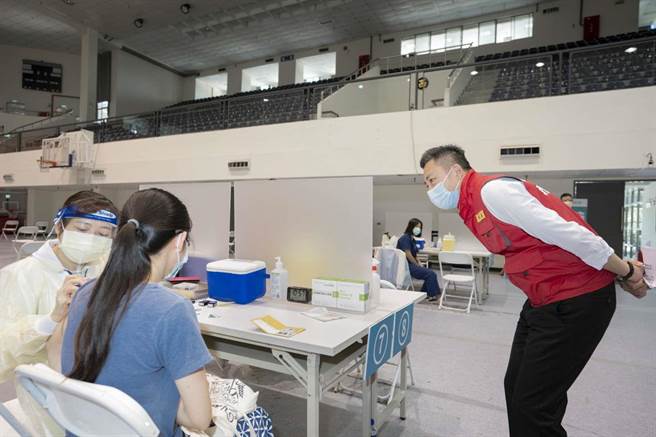 国产高端疫苗23日正式开打，新竹市总计有1万374人预约，市长林智坚特别到疫苗施打站关心民眾接种情形，截至目前未传出有不适状况。（新竹市政府提供／陈育贤新竹传真）