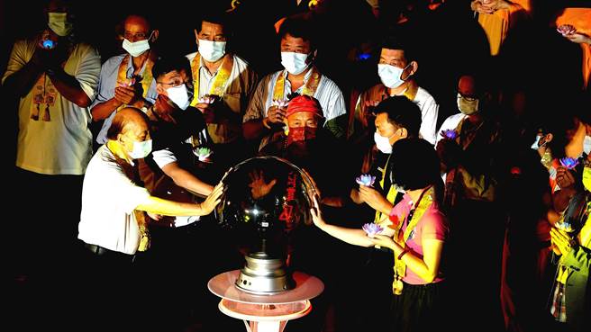 灵鹫山开山住持心道法师（前排中）与地方、宫庙代表共同启灯。（图由灵鹫山佛教教团提供）