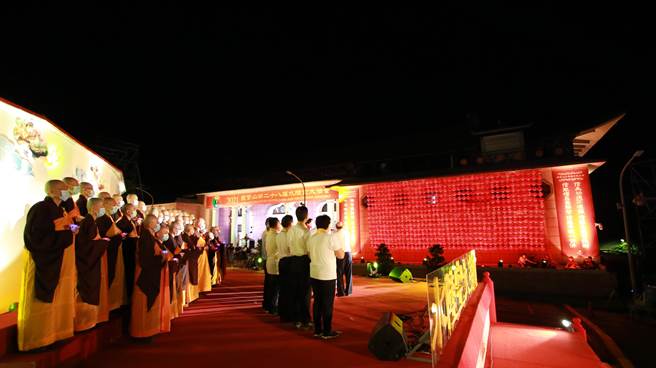 灵鹫山第28届水陆空大法会启坛点灯暨贡寮区宫庙联合祈福圣典，点亮平安灯。（图由灵鹫山佛教教团提供）