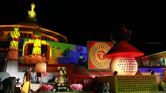 20日晚间在圣山寺启建水月道场，以「千年水陆，光耀圣山」光雕秀璀灿开场，钟鼓齐鸣，庄严殊胜。（图由灵鹫山佛教教团提供）