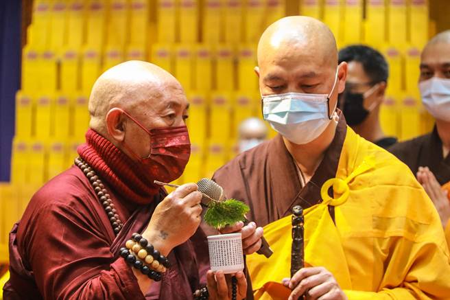 灵鹫山开山住持心道法师（左），为第28届水陆空大法会洒净。（图由灵鹫山佛教教团提供）