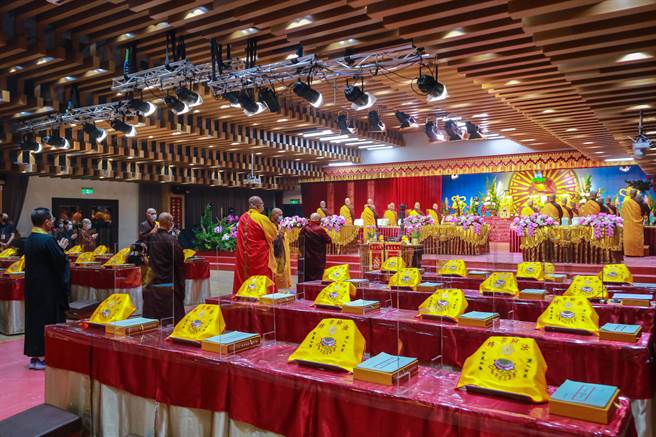 20日晚间10点洒净仪式后，开启水陆法会清净无染的庄严神圣空间。（图由灵鹫山佛教教团提供）