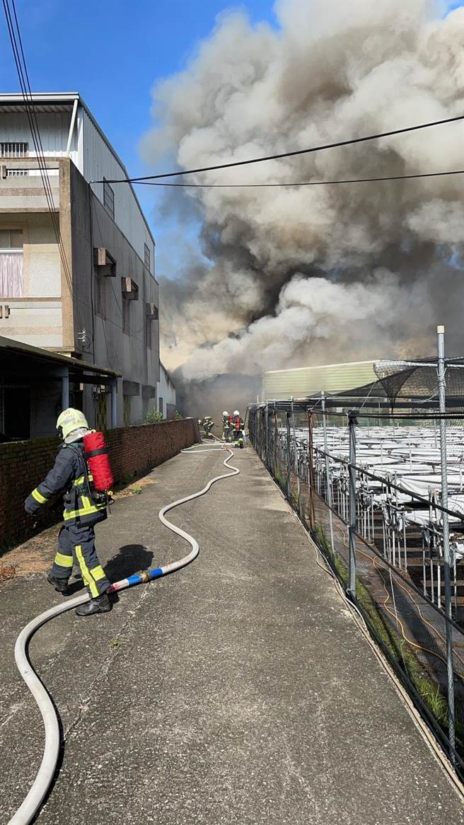 苗栗县公馆乡荷塘居餐厅23日上午发生火警。（读者提供／谢明俊苗栗传真）