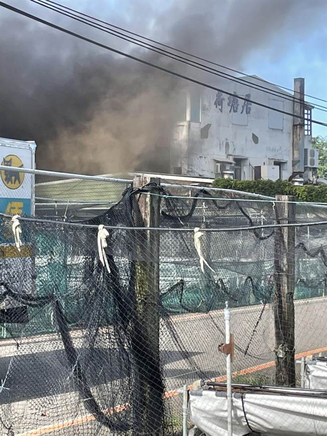 苗栗县公馆乡荷塘居餐厅23日上午发生火警。（读者提供／谢明俊苗栗传真）