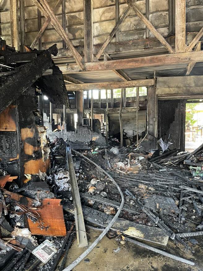 苗栗县公馆乡荷塘居餐厅23日上午发生火警，烧毁仓库等物品。（读者提供／谢明俊苗栗传真）