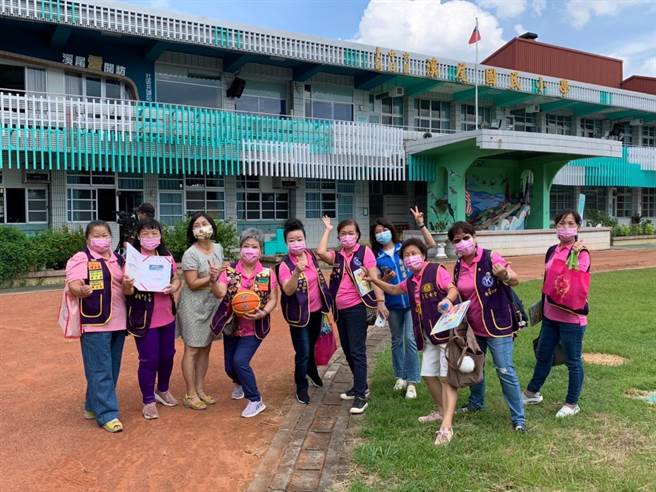 国际同济会台湾总会关怀孩童，今天到乌日区溪尾国小捐赠篮球。(林欣仪摄)