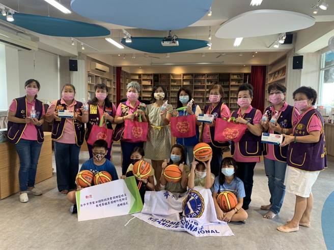 国际同济会台湾总会关怀孩童，今天到乌日区溪尾国小捐赠篮球。(林欣仪摄)