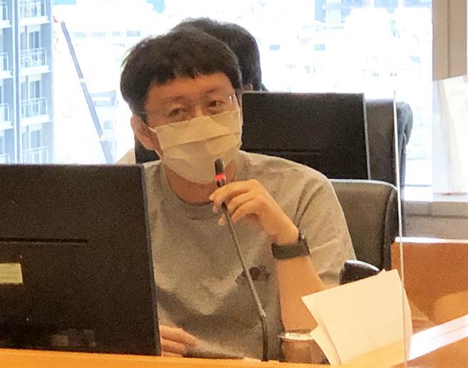 市议员江肇国等23日为学校请命，建议教育局要统一发包採购隔板，并逐一发放给学校使用，让学童及家长都安心。（陈世宗摄）